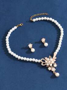 Conjunto de joyería de 4 piezas con collar, aretes y corona con flor de perla metálica enchapada