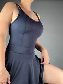 Enterizo de Mujer con Falda volada y Escote en U- Elegancia y Comodidad en Una Sola Pieza  Descubre nuestro cómodo enterizo con falda, la elección perfecta para aquellas que desean lucir elegantes sin sacrificar la comodidad. Confeccionado en un tejido suave y de alta calidad, este enterizo presenta un atractivo escote en U que resalta la figura, ideal para cualquier  La falda acanalada añade un toque de movimiento y fluidez, creando un look romántico y femenino. El diseño sin mangas y la cintura ajustada favorecen la silueta, mientras que el material elástico permite libertad de movimiento Disponible en una variedad de colores elegantes y atemporales, este enterizo es fácil de vestir tanto con tacones para un look más cómodo, como con  No busques más: este enterizo con falda es imprescindible en tu guardarropa - Negro - Ver 4