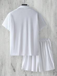 Set estivo casual da 2 pezzi composto da camicia a maniche corte con tasche e bottoni in colore unito + pantaloncini con coulisse, adatto per sport, spiaggia, vacanza e uso quotidiano - Bianco - Visualizzare 2