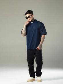 DMUNIZ Oversized Streetwear Turtleneck T-Shirt With Glorious Print On The Collar - Azul Marino - Ver 4