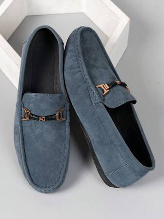 男士休闲纯色乐福鞋，仿麂皮面料搭配时尚扣饰，软底舒适轻便百搭鞋，适合日常休闲和派对穿着