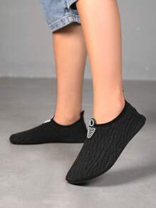 1 par de zapatos de agua/senderismo de caña baja para niños, de tipo slip-on, con parte superior de malla, suela ultradelgada y resistente al desgaste, aptos para vacaciones en la playa, yoga en interiores, fitness y deportes