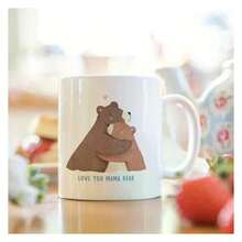 Taza de "Mamá Osa" como regalo para mamá | Taza del Día de la Madre Feliz de parte de los niños | Taza de café especial para nueva mamá como regalo | "Te amo" en blanco - Multicolor - Ver 1