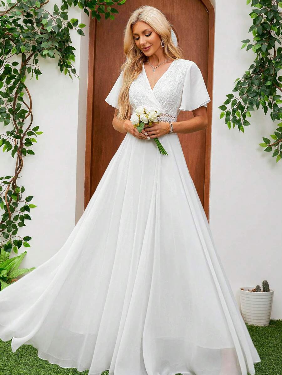 Vestido de Noiva com Mangas Sino em Chiffon Branco, Cintura Marcada e Saia Longa e Rodada