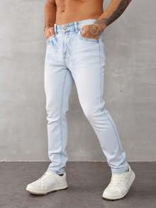 Jeans para hombre en azul claro con detalles de bordado en los bolsillos traseros, tela suave y elástica, ideal para estilos casuales y versátiles - Lavado ligero - Ver 2