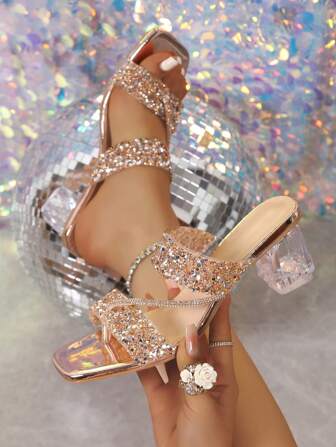 女士中跟凉鞋，饰有密集的水钻装饰，闪亮的水钻交叉带和透明水晶粗跟，营造出迷人耀眼的外观，适合派对、庆典、度假、海滩、舞会，颜色有香槟色、银色、白色、黑色水钻，舒适醒目