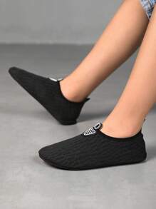 1 par de zapatos de agua/senderismo de caña baja para niños, de tipo slip-on, con parte superior de malla, suela ultradelgada y resistente al desgaste, aptos para vacaciones en la playa, yoga en interiores, fitness y deportes