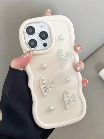 أنيق وساحر! غلاف هاتف أبيض ذو حافة متموجة مزين بقلب مكسر بسيق قوس وزخارف من اللؤلؤ الصناعي. متوافق مع أجهزة 16/15/14/13/12/11 Pro Max, S20/S21 FE, X6A/X7A/X8A وRedmi A1/A3. حماية مقاومة للصدمات والسقوط.