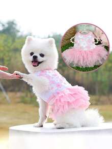 一件粉色碎花公主裙，透气雪纺材质，适合狗狗穿着，时尚婚礼礼服，适合约克夏梗、吉娃娃、贵宾犬、比熊犬等犬种，也适合生日派对穿着。