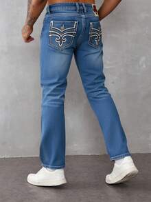 Jeans para hombre en azul claro con detalles de bordado en los bolsillos traseros, tela suave y elástica, ideal para estilos casuales y versátiles - Azul lavado medio - Ver 3