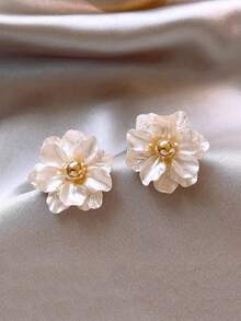 1 对时尚、简约、甜美、清新的花朵耳钉，精致、设计感十足，适合女性在婚礼、宴会、日常生活和节日佩戴 - 白色 - 查看 4