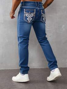 Jeans para hombre en azul medio, con detalles de bordado en los bolsillos traseros, tela suave y elástica, ideal para estilos casuales y versátiles - Azul lavado oscuro - Ver 3