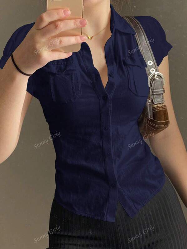 Outfit di laurea estivo femminile e grazioso nello stile Y2K, fresco e dolce, con colletto, maniche a sbuffo, retrò e carino, con design a taschino con bottoni e vita slanciata