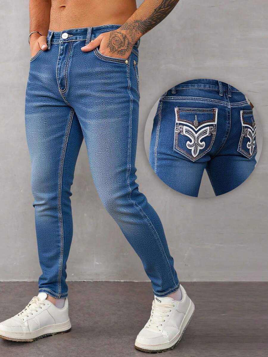 Jeans para hombre en azul medio, con detalles de bordado en los bolsillos traseros, tela suave y elástica, ideal para estilos casuales y versátiles - Azul lavado oscuro - Ver 1