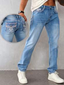 Jeans para hombre en azul claro con detalles de bordado en los bolsillos traseros, tela suave y elástica, ideal para estilos casuales y versátiles - Azul lavado medio - Ver 1