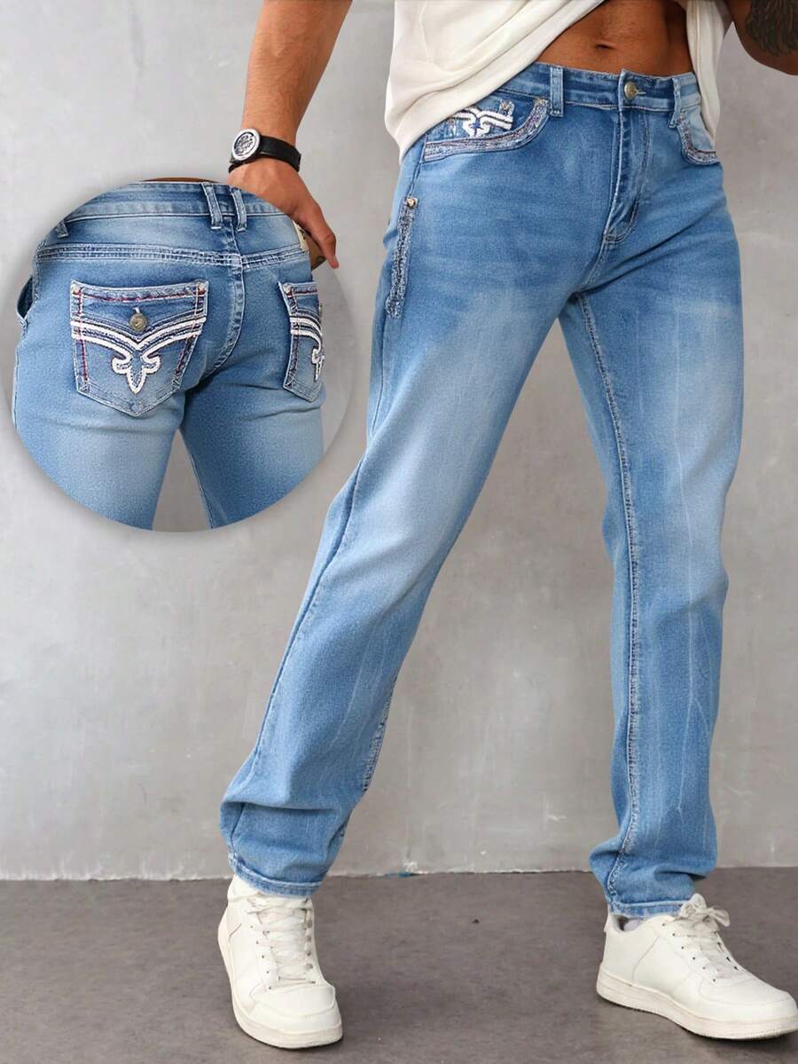 Jeans para hombre en azul claro con detalles de bordado en los bolsillos traseros, tela suave y elástica, ideal para estilos casuales y versátiles - Azul lavado medio - Ver 1