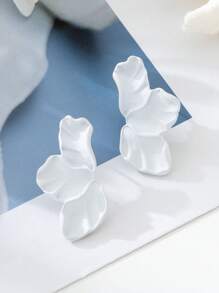 1 Pair Elegant White Soft Pleated Delicate Asymmetrical Flower Stud Earrings, Suitable For Women As Wedding/Vacation/Date Outfit Gift