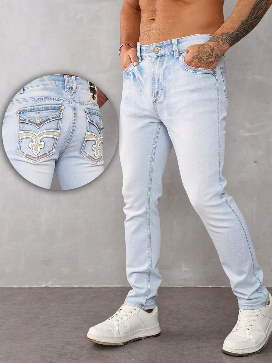 Jeans para hombre en azul claro con detalles de bordado en los bolsillos traseros, tela suave y elástica, ideal para estilos casuales y versátiles - Lavado ligero - Ver 1