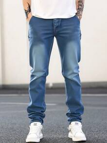 Jeans para hombre en azul medio, con detalles de bordado en los bolsillos traseros, tela suave y elástica, ideal para estilos casuales y versátiles - Azul lavado medio - Ver 3