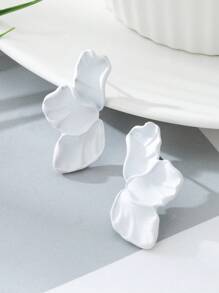 1 Pair Elegant White Soft Pleated Delicate Asymmetrical Flower Stud Earrings, Suitable For Women As Wedding/Vacation/Date Outfit Gift
