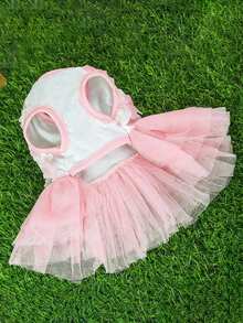 一件粉色碎花公主裙，透气雪纺材质，适合狗狗穿着，时尚婚礼礼服，适合约克夏梗、吉娃娃、贵宾犬、比熊犬等犬种，也适合生日派对穿着。