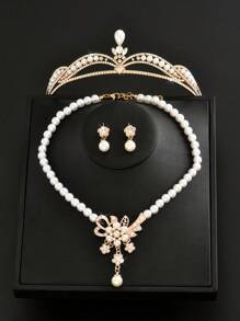 Conjunto de joyería de 4 piezas con collar, aretes y corona con flor de perla metálica enchapada