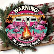 2D 平面，1 件复古木制标志“警告！女孩们又在喝酒”带有火烈鸟和气流篝火设计 - 家庭、餐厅、酒吧、小屋、花园幽默墙壁艺术装饰 - 多用途壁挂牌匾，适合派对、圣诞节、万圣节、感恩节礼物