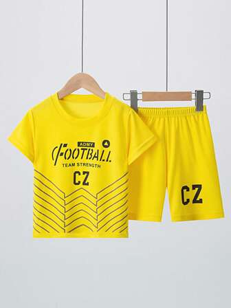 2 件男童运动套装 - 短袖 T 恤，英文印花和网眼上衣，搭配运动短裤、篮球/足球球衣，宽松版型，适合 4-12 岁