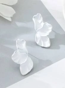 1 Pair Elegant White Soft Pleated Delicate Asymmetrical Flower Stud Earrings, Suitable For Women As Wedding/Vacation/Date Outfit Gift