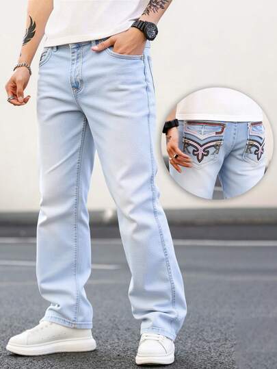 Pantalones jeans para hombres en denim azul claro con detalles de bordado en los bolsillos traseros, tela suave y elástica, ideales para estilos casuales y modernos
