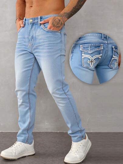 Jeans para hombre en azul claro con detalles de bordado en los bolsillos traseros, tela suave y elástica, ideal para estilos casuales y versátiles