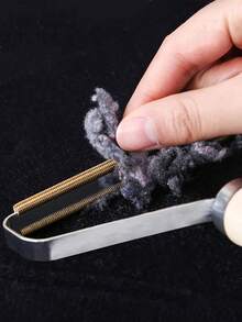 1pc Random Pet Wood Handle Dematting Tool, Cleaning Grooming Brush, Effective Handheld Fabric Defuzzer With Wood Handle - Manual Pet Hair And Fluff Remover, Suitable For Wool, Cashmere, Knitted Fabric - Durable Portable Double-Sided Defroster