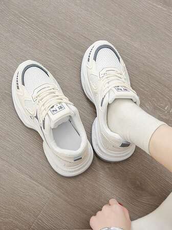 Vita casual sneakers för kvinnor, tjocka och grova sneakers, nät som andas, tryckt snörning, liten höjdökning, lämplig för vardagskläder, resor, shopping, mode, mångsidig