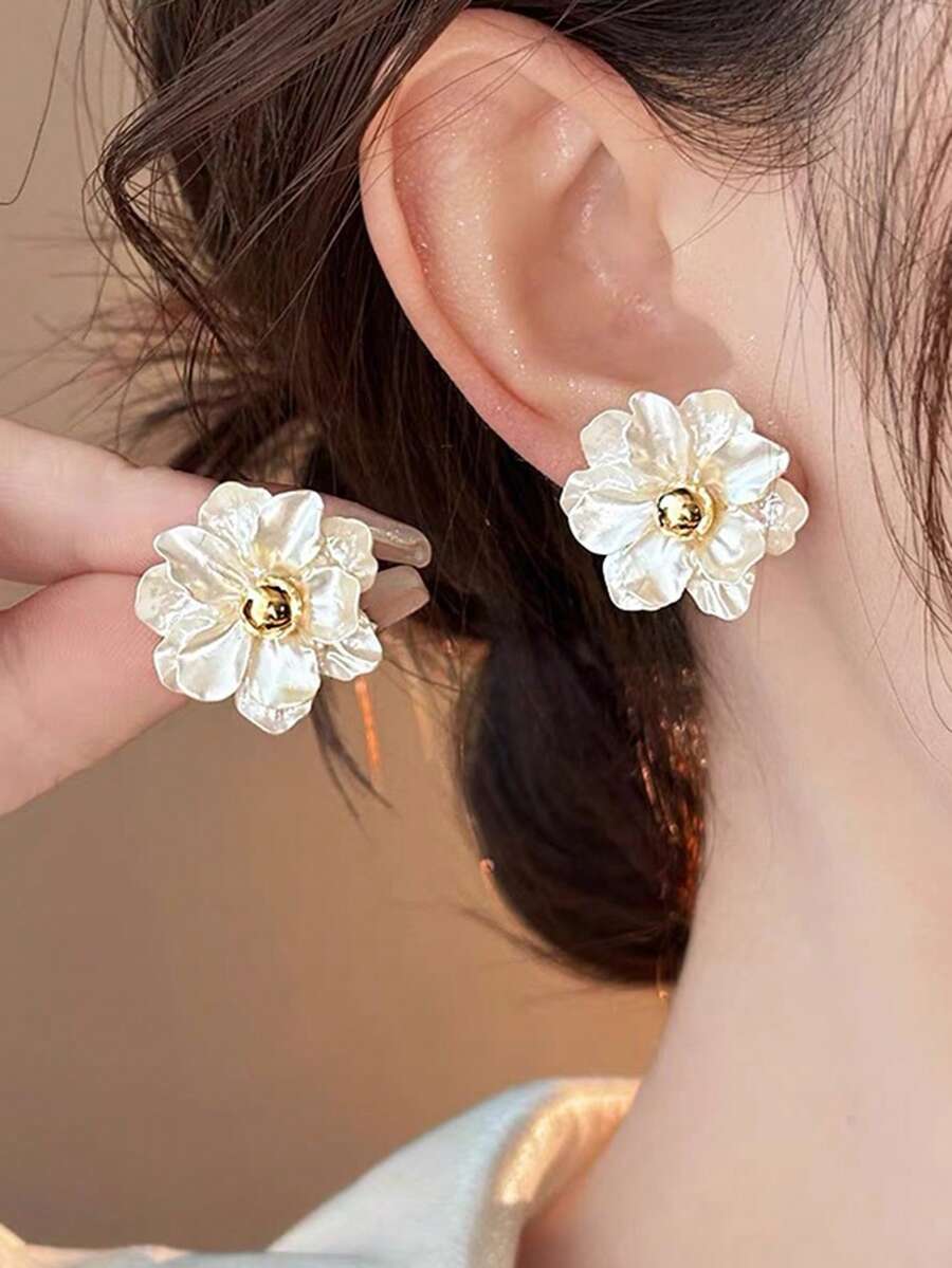 1 对时尚、简约、甜美、清新的花朵耳钉，精致、设计感十足，适合女性在婚礼、宴会、日常生活和节日佩戴