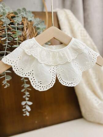 1 件女童米色蕾丝荷叶边围兜，可爱复古风格，2 种尺寸可调，适合日常穿着和礼物