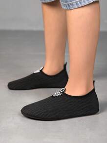 1 par de zapatos de agua/senderismo de caña baja para niños, de tipo slip-on, con parte superior de malla, suela ultradelgada y resistente al desgaste, aptos para vacaciones en la playa, yoga en interiores, fitness y deportes