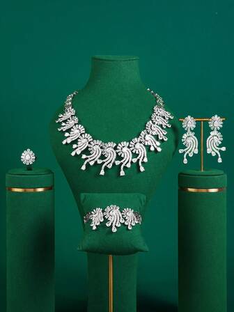 4件套奢华彩色锆石首饰套装，包括项链、耳环、戒指和手链，全部镶嵌锆石，适合礼服、派对和婚礼等场合佩戴。