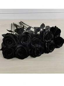 1/5 Ramos de rosas negras simuladas. En el estilo de fotografía gótico y oscuro. Para decoración de boda, decoración de habitación, decoración de fiesta como un accesorio para tomar fotos, para arreglar flores en jarrones, decoración del hogar y decoraciones del Día de San Valentín. Estas son flores artificiales muy realistas. No se incluyen los jarrones, pero se proporcionan los accesorios del ramo.