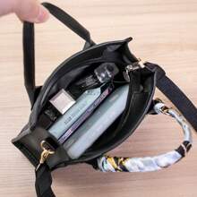 1pc Black Handbag, Solid Color Fashion Minimalist Women's Shoulder Bag, Unisex Briefcase, Rhombus Handbag, Comes With Scarf Decoration Needs Manual DIY Tying, English Strap Decor, Solid Color Shoulder Bag, Small Square Bag, Commuter Crossbody Bag