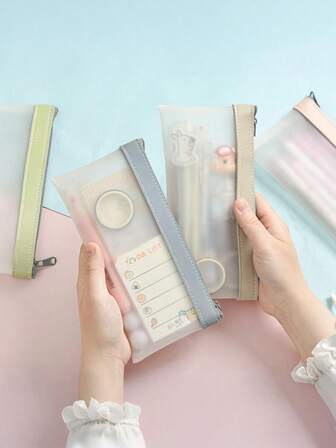 带拉链的钱包、现金信封、钱袋、透明银行存款袋、多色多用途支票钱包（返校）。透明铅笔袋、透明铅笔盒、带拉链的笔筒、透明化妆包、办公室学校用铅笔袋