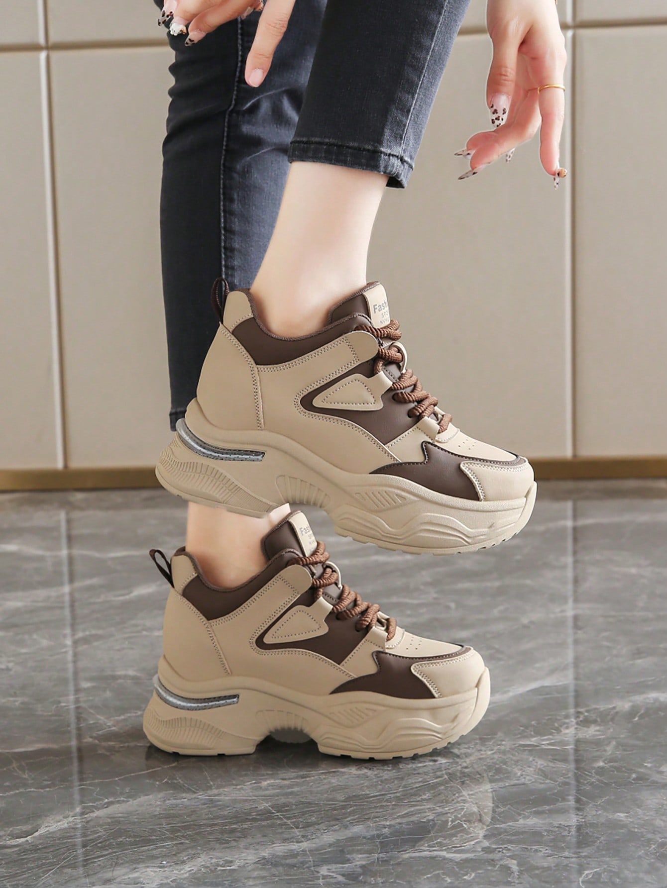 أحذية رياضية للنساء مع منصة بارتفاع 8 سم ، بطراز ع...