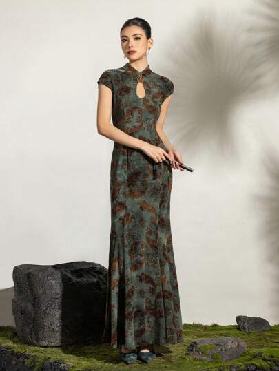 New Chinese Style Mandarin-Collar Short-Sleeve Cheongsam Dress - Intricate Floral & Peacock Embroidery, Structured Mermaid Hem, Elegant Formalwear For Wedding Guest Attire, Black-Tie Galas, Cultural Ceremonies, Red Carpet Events, And Luxury Evening Celebrations