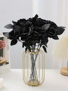 1/5 Ramos de rosas negras simuladas. En el estilo de fotografía gótico y oscuro. Para decoración de boda, decoración de habitación, decoración de fiesta como un accesorio para tomar fotos, para arreglar flores en jarrones, decoración del hogar y decoraciones del Día de San Valentín. Estas son flores artificiales muy realistas. No se incluyen los jarrones, pero se proporcionan los accesorios del ramo.