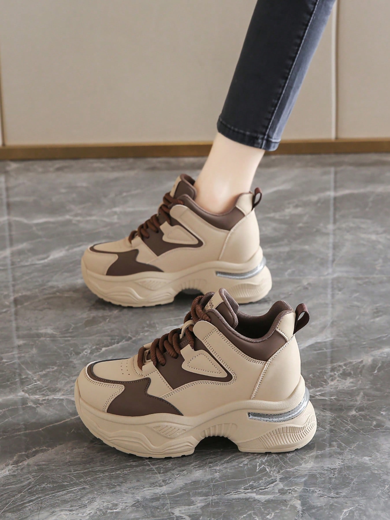 أحذية رياضية للنساء مع منصة بارتفاع 8 سم ، بطراز ع...