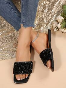 1 par de sandalias de talla grande para mujer, de nuevo estilo, con elegantes diamantes artificiales negros, de estilo versátil y planos, ligeros y antideslizantes, apropiados para interior, exterior, paseo, ocio, hermosos zapatos de playa para chicas en verano, con punta abierta, sencillos pero elegantes, negros, con dignidad, elegantes y de moda, sandalias planas casuales para vacaciones