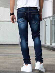 Jeans para hombre en azul oscuro con desgarros, tela suave y elástica, ideal para estilos casuales y urbanos - Azul lavado oscuro - Ver 3