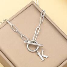 1 pièce Collier avec chaîne de type OT à lettre initiale de A à Z, collier en acier inoxydable avec alphabet, excellent cadeau pour Halloween et la rentrée scolaire