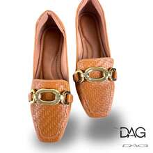 Sapatilha Mocassim Feminina Tressê | Caramelo com Enfeite Retangular - clássica, charmosa, casual, corrente delicada