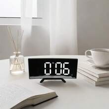 1 قطعة ساعة منبه ديجيتال بشاشة LED انعكاسية منحنية، شاشة عرض كبيرة، إضاءة ليلية، تصميم إبداعي لديكور الغرفة والنوم والسكن الطلابي، ديكور عودة إلى المدرسة أو باعتبارها هدية مفاجأة