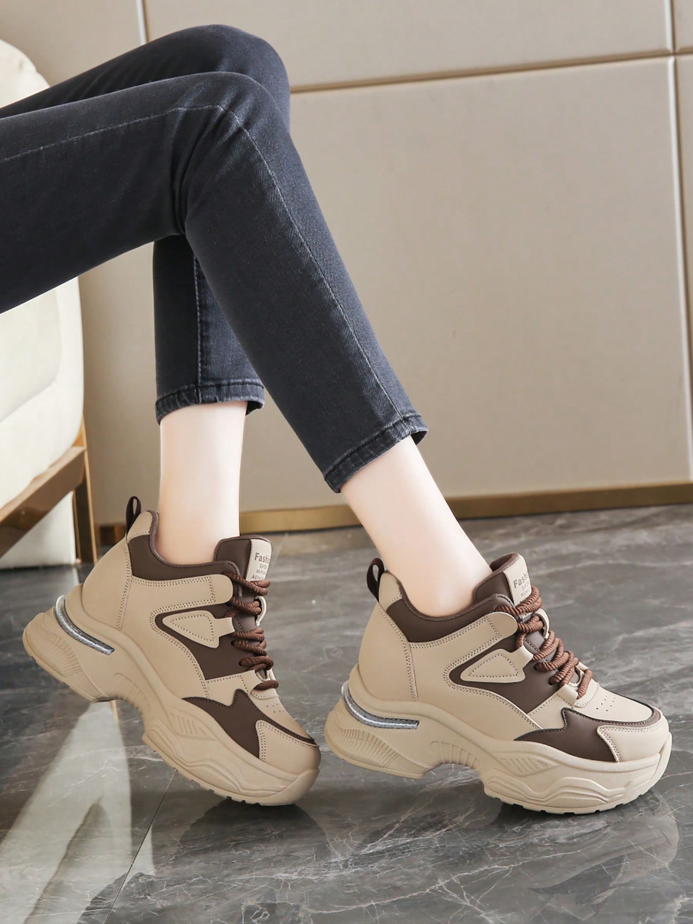 أحذية رياضية للنساء مع منصة بارتفاع 8 سم ، بطراز ع...